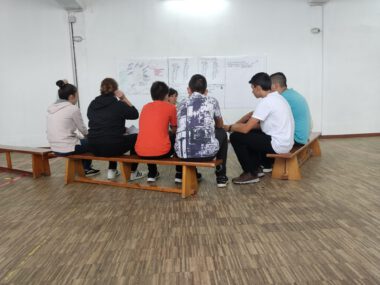 grupo de jóvenes sentados escuchando las explicaciones motivo de la jornada